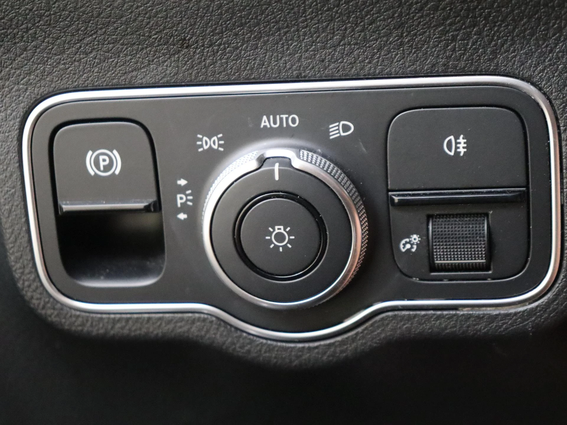 Mercedes-Benz-GLA-image-20