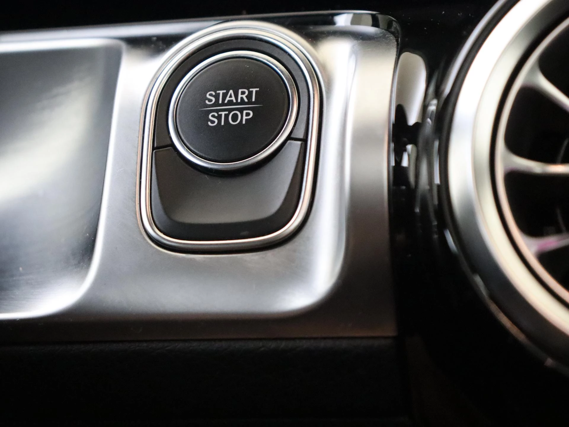 Mercedes-Benz-EQB-image-21