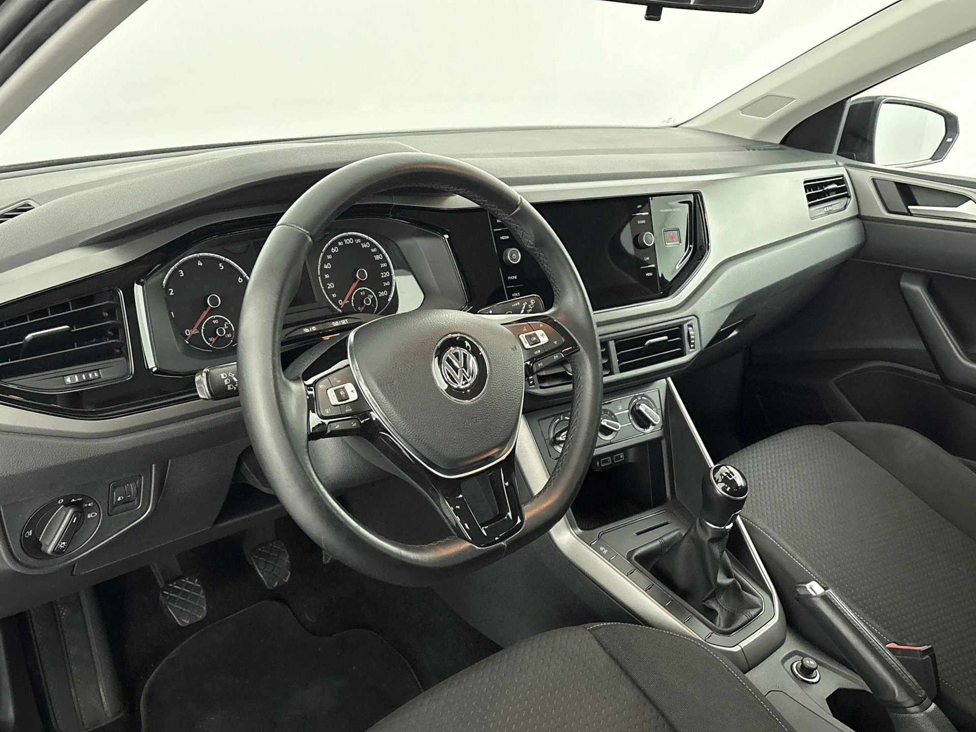 Volkswagen-Polo-image-8