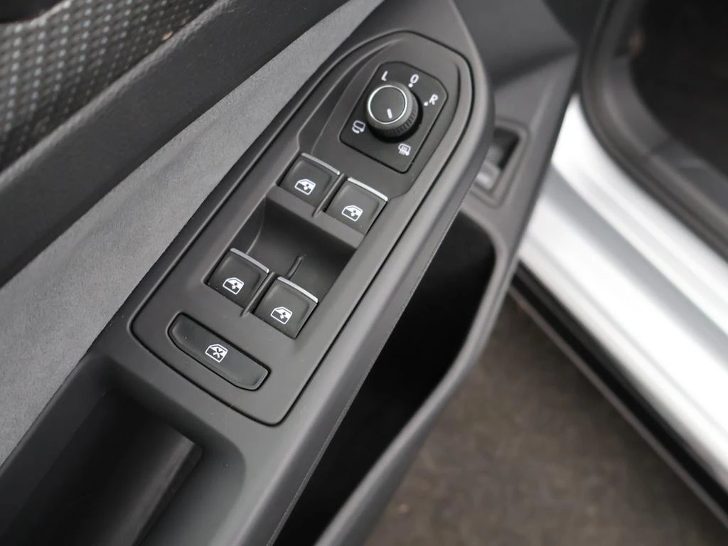 Volkswagen Golf VIII SW Golf Variant R-Line Business Premium 1.5eTSI 150PK *AUTOMAAT*SPORTZETELS*ALCANTARA*CAMERA*PDC*ACC*APP-CONNECT*...*