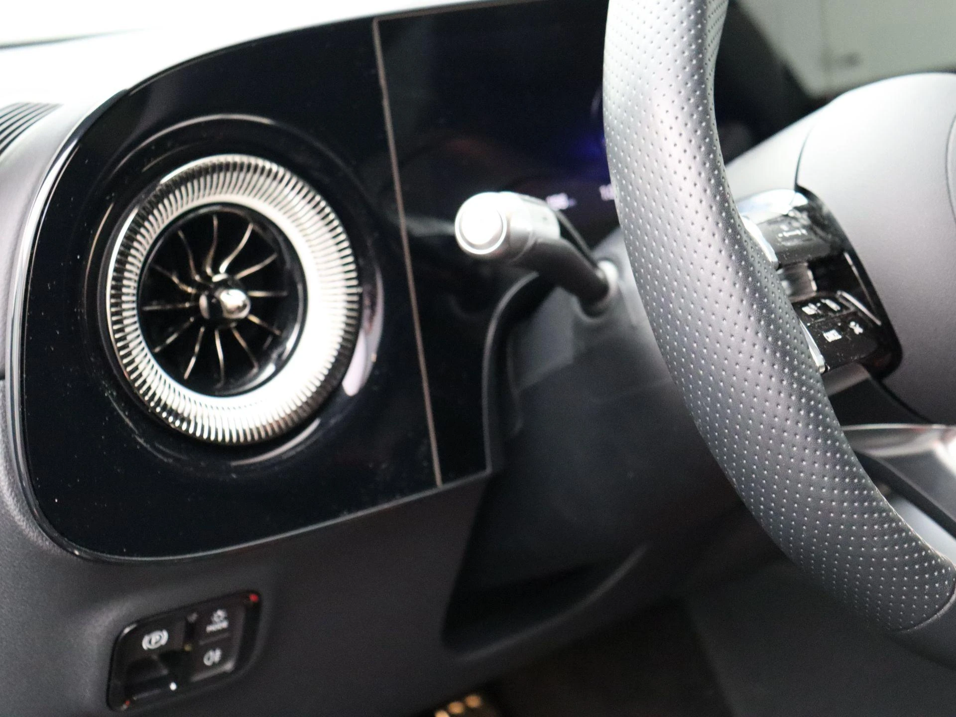 Mercedes-Benz-CLA-image-10