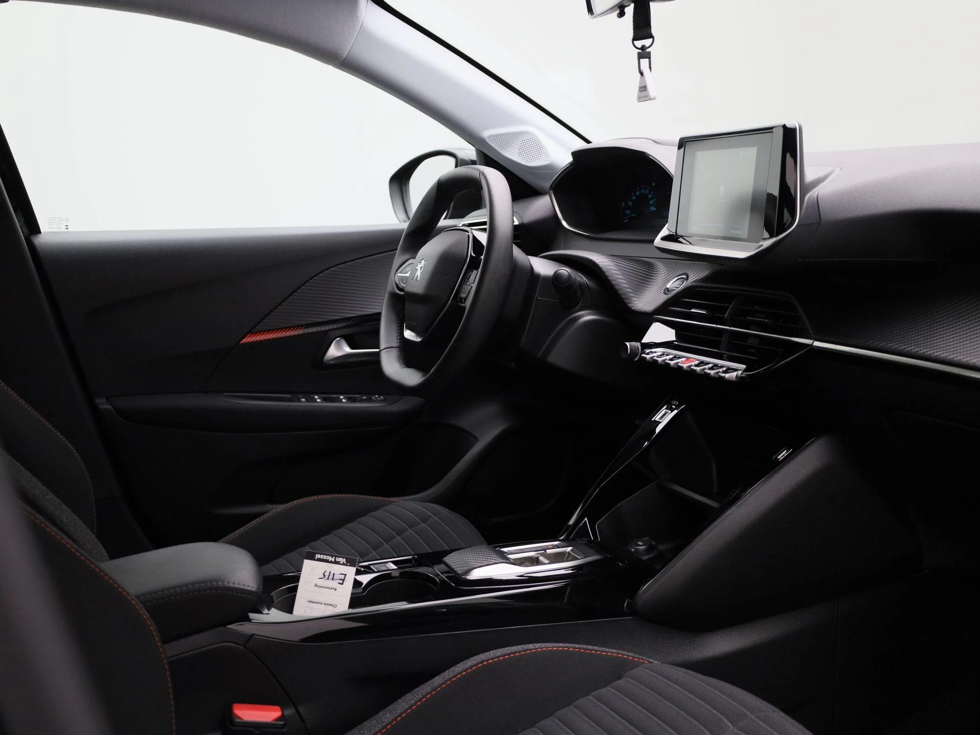Peugeot-e-208-image-30
