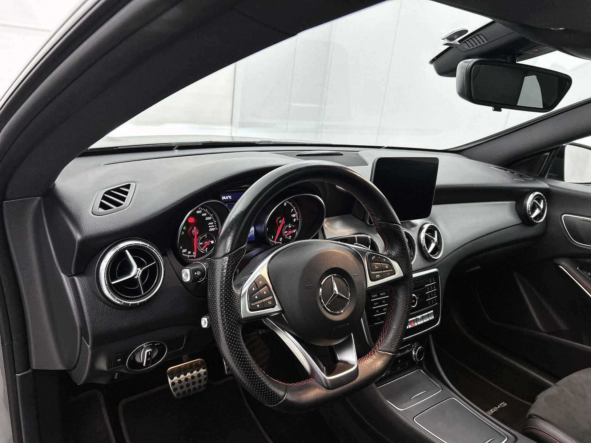 Mercedes-Benz-CLA-image-17