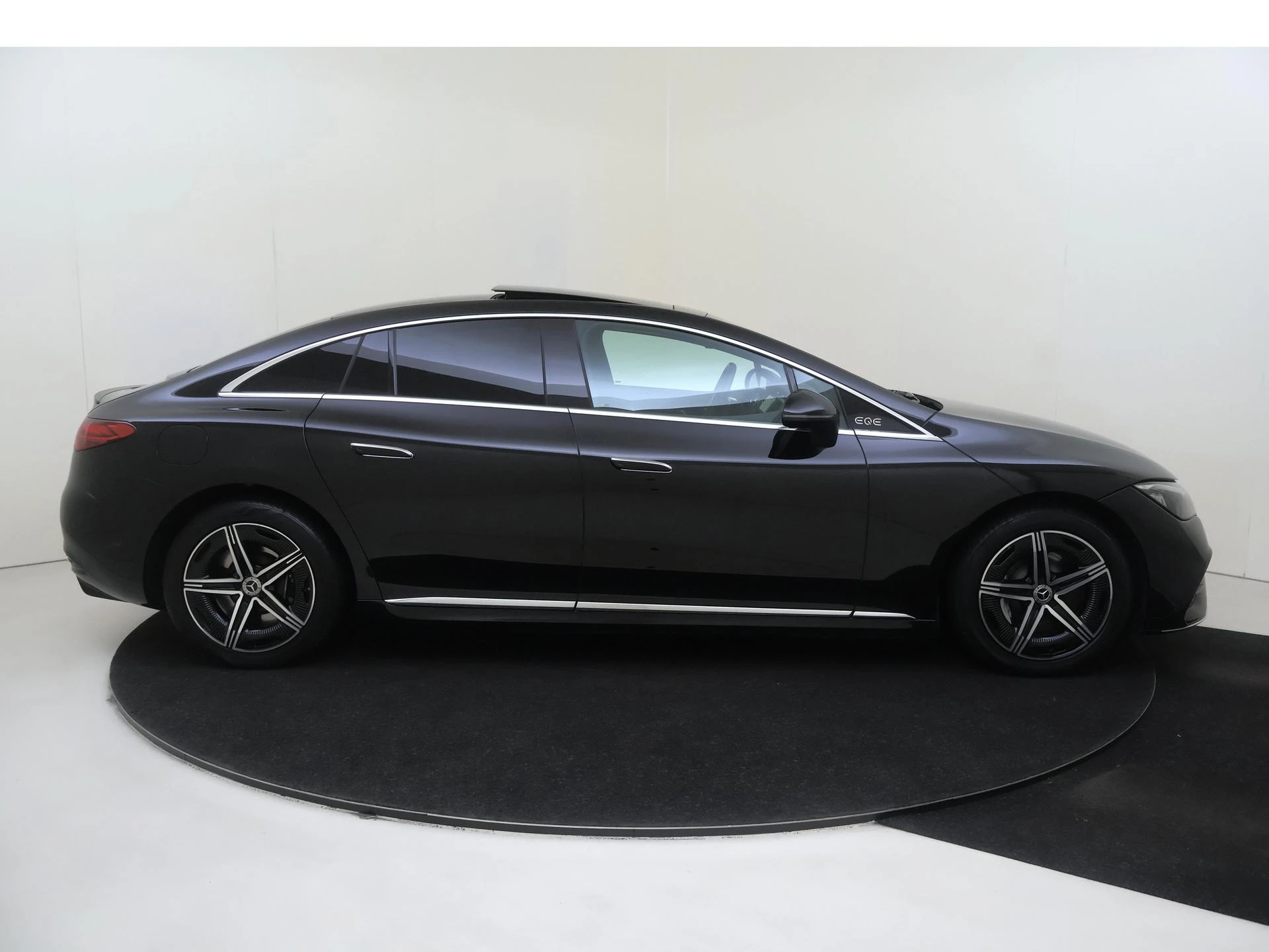 Mercedes-Benz-EQE-image-8