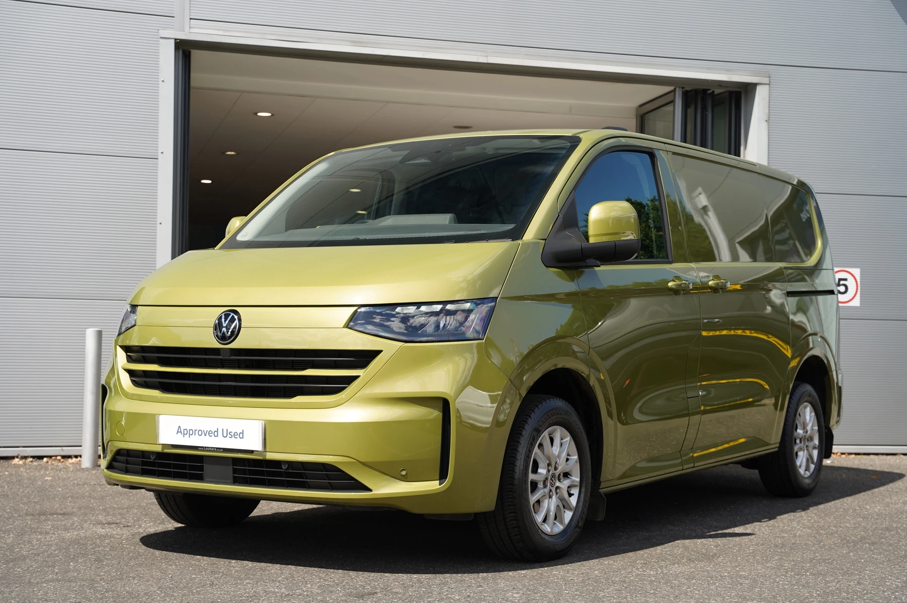 Volkswagen-Transporter-image-33