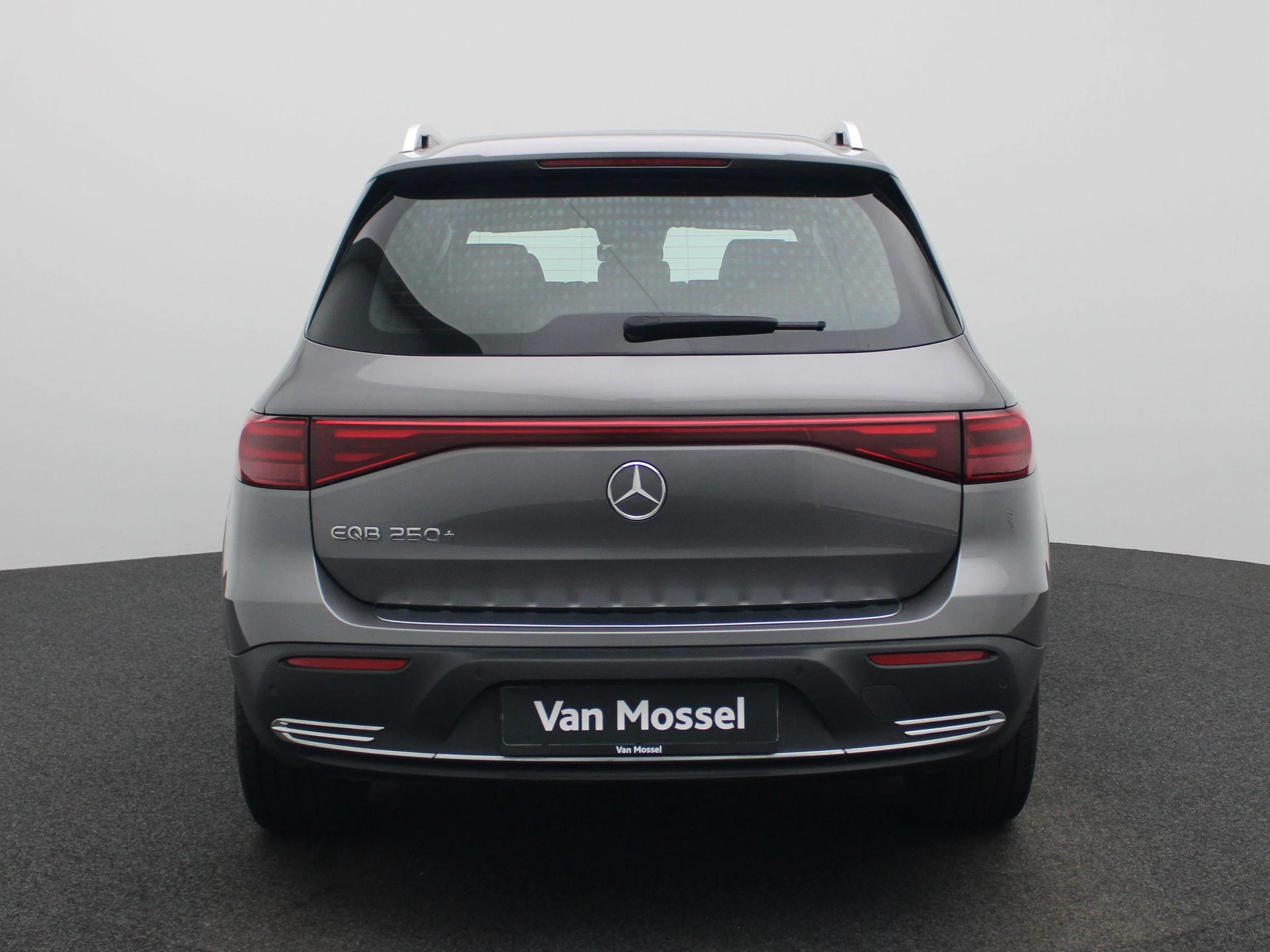 Mercedes-Benz-EQB-image-4