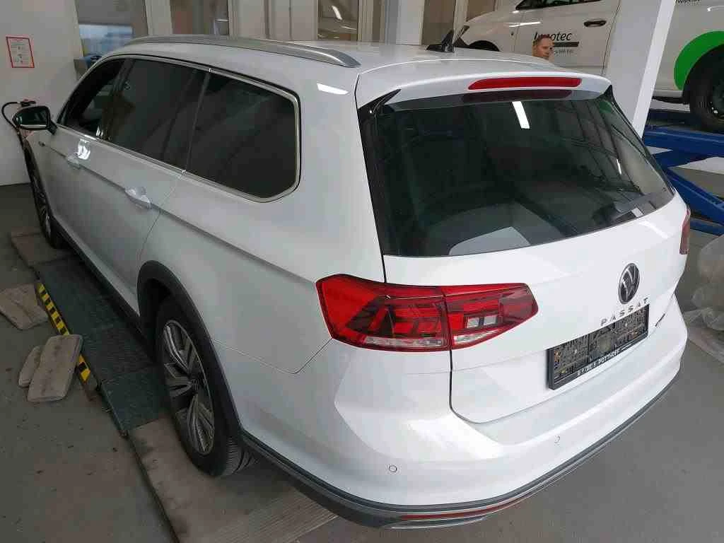 Volkswagen-Passat-image-4
