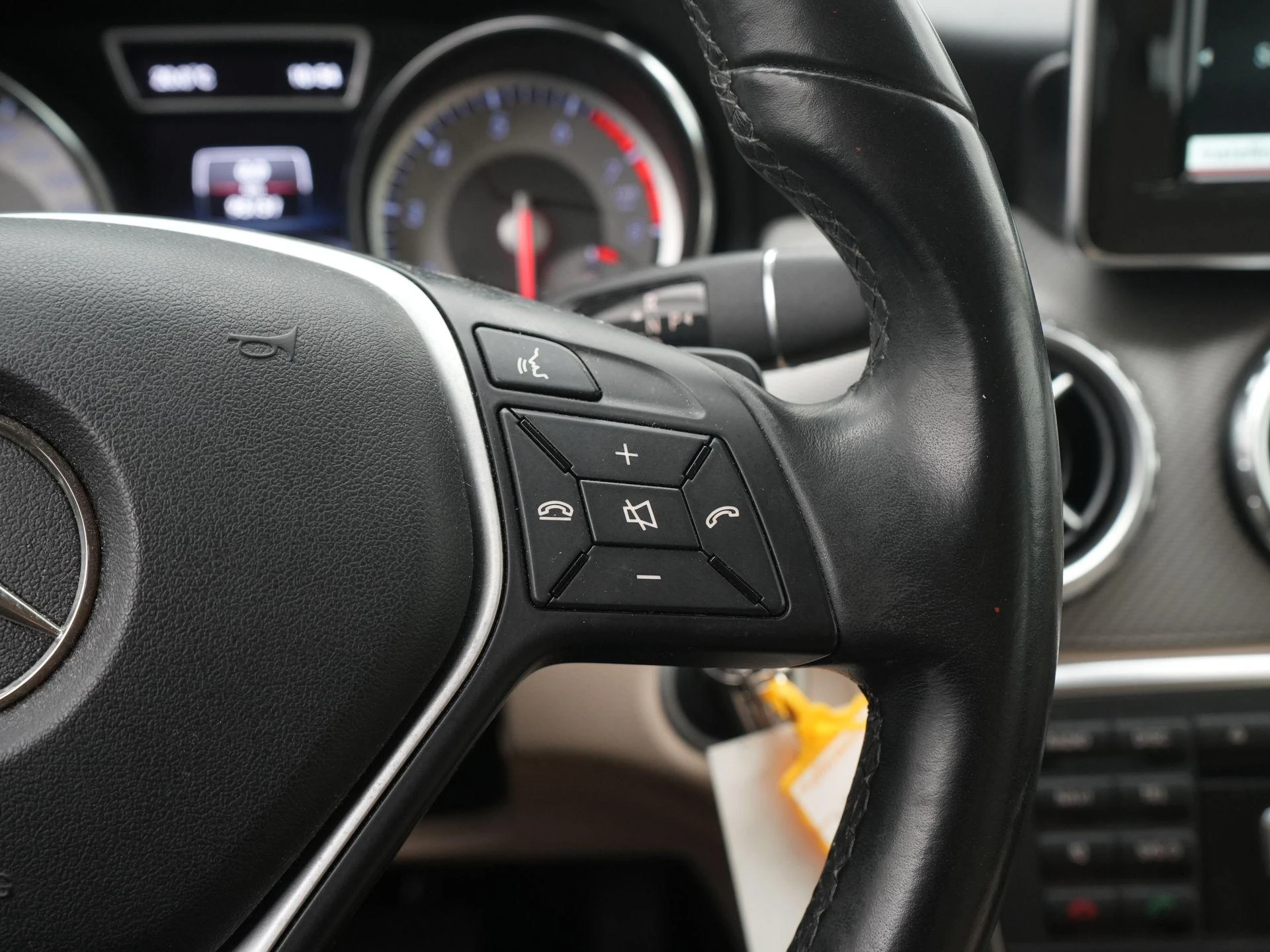 Mercedes-Benz-GLA-image-22
