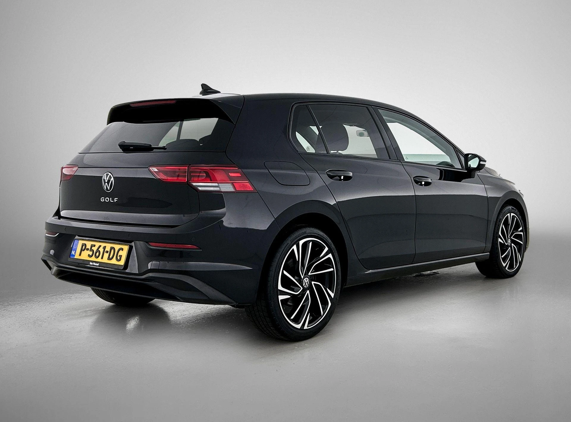 Volkswagen-Golf-image-3