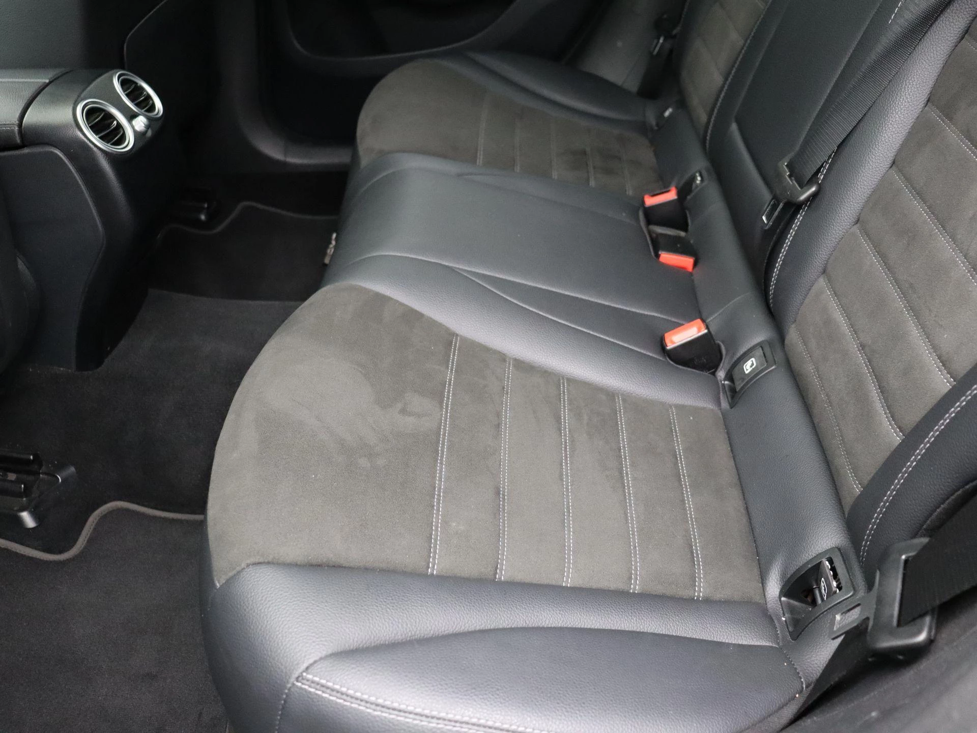 Mercedes-Benz-EQC-image-15