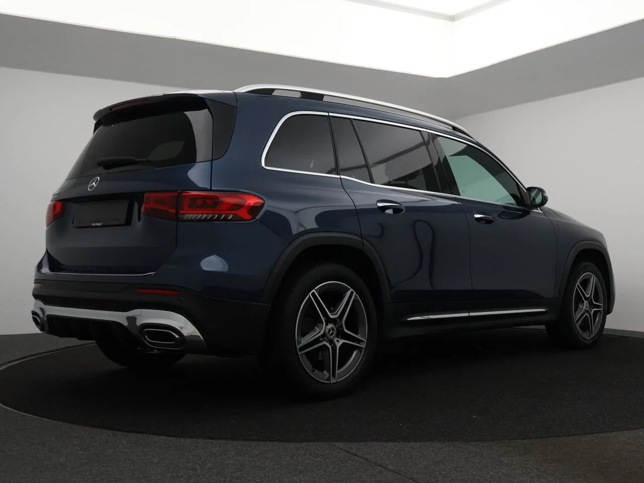 Mercedes-Benz-GLB-image-16