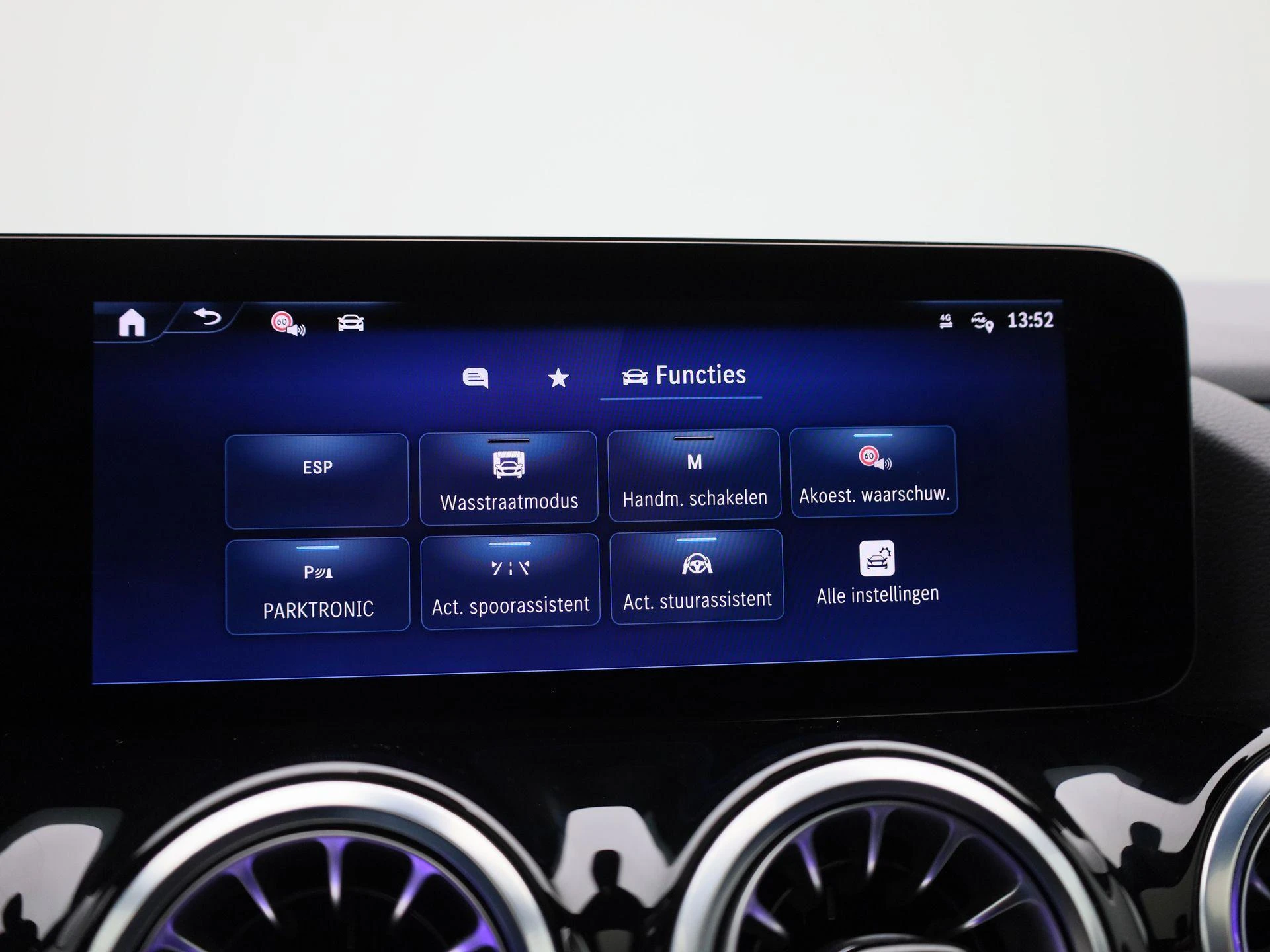 Mercedes-Benz-GLA-image-28