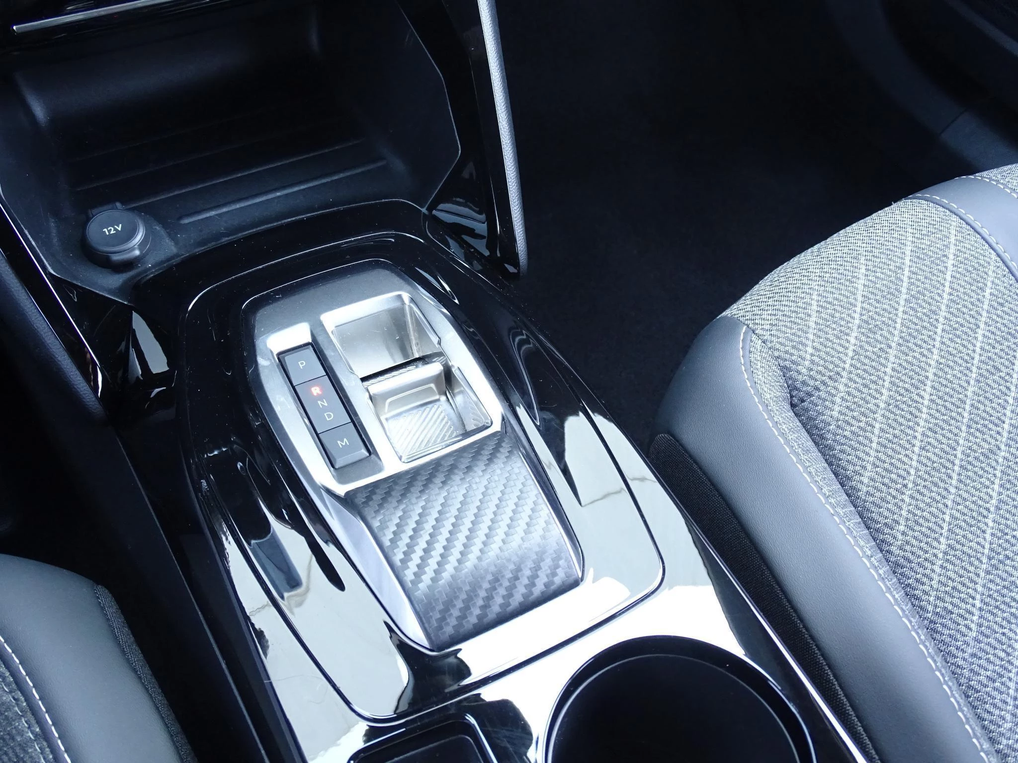 Peugeot 2008 1.2 HYBRID 145 e-DSC6 Allure