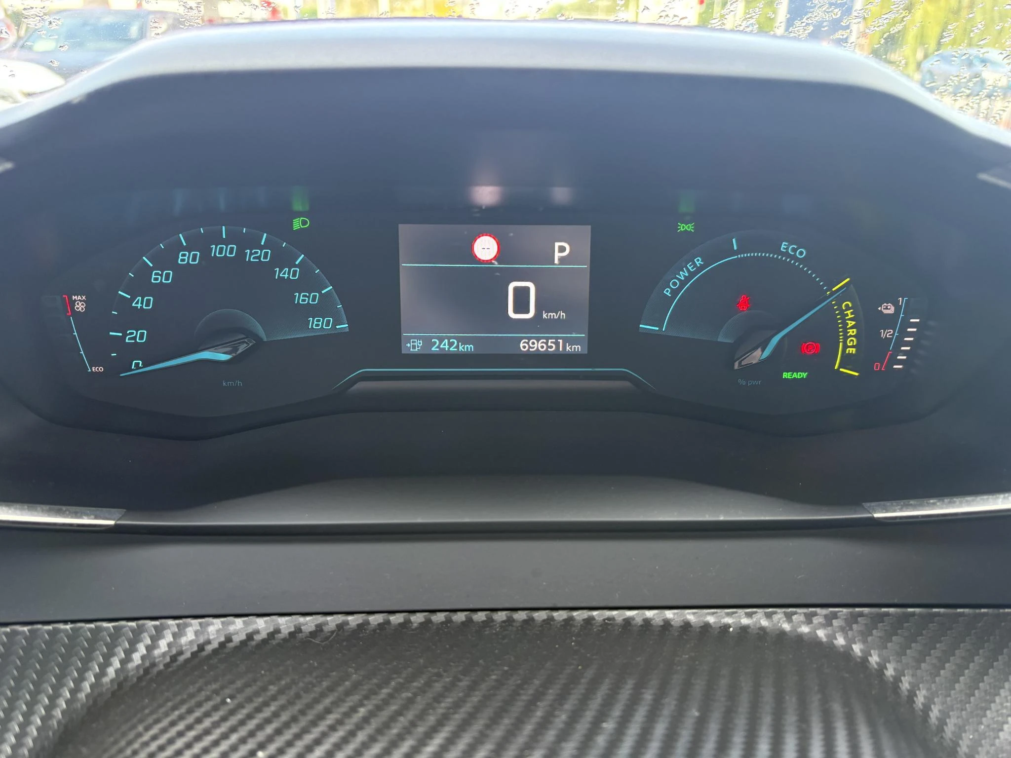 Peugeot-e-2008-image-12