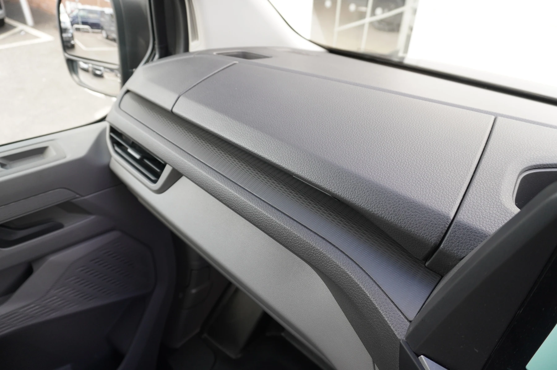 Volkswagen-Transporter-image-35