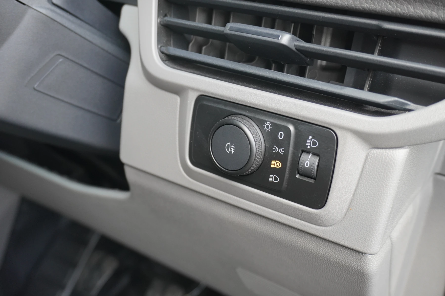 Volkswagen-Transporter-image-43