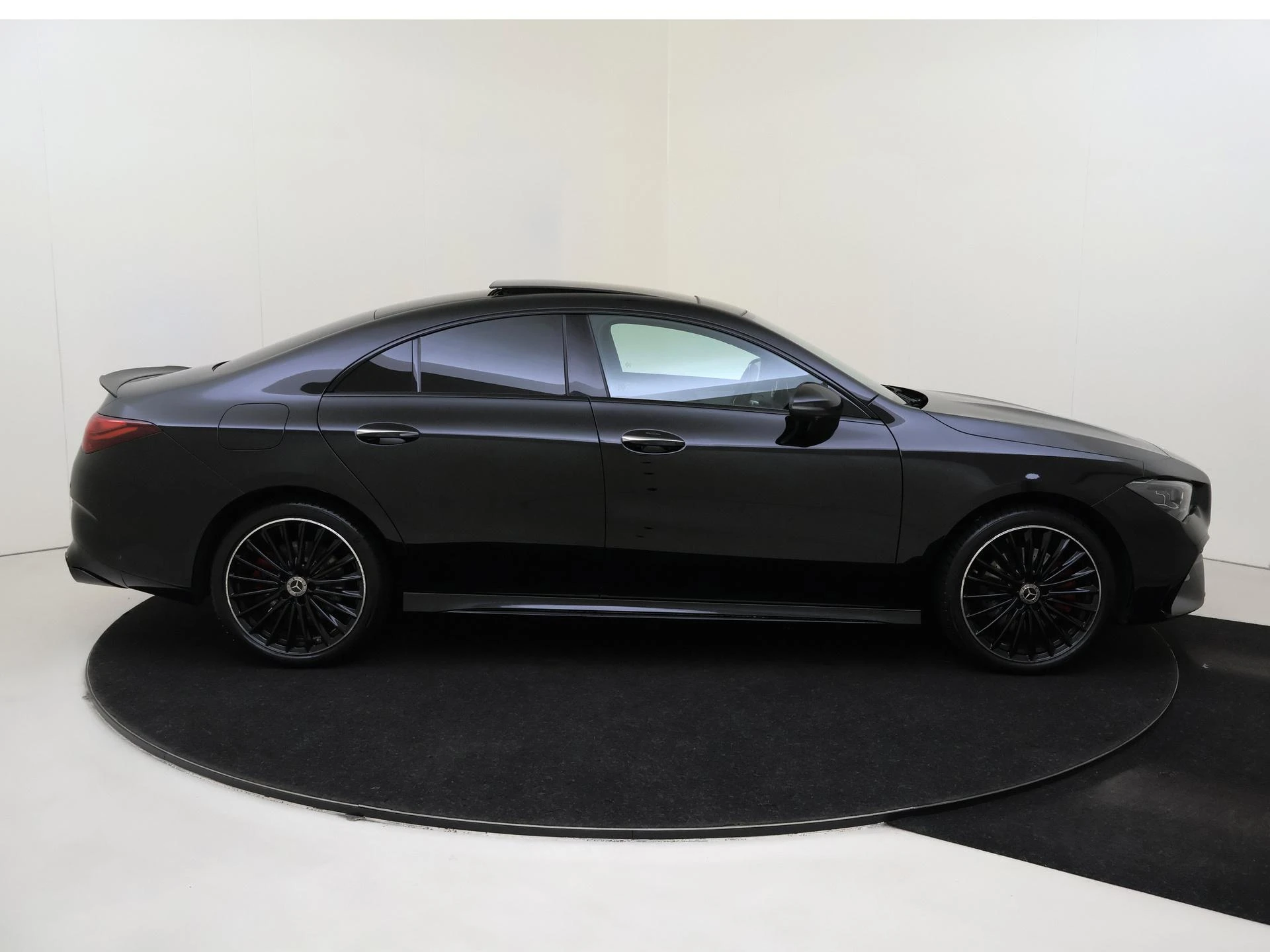 Mercedes-Benz-CLA-image-8