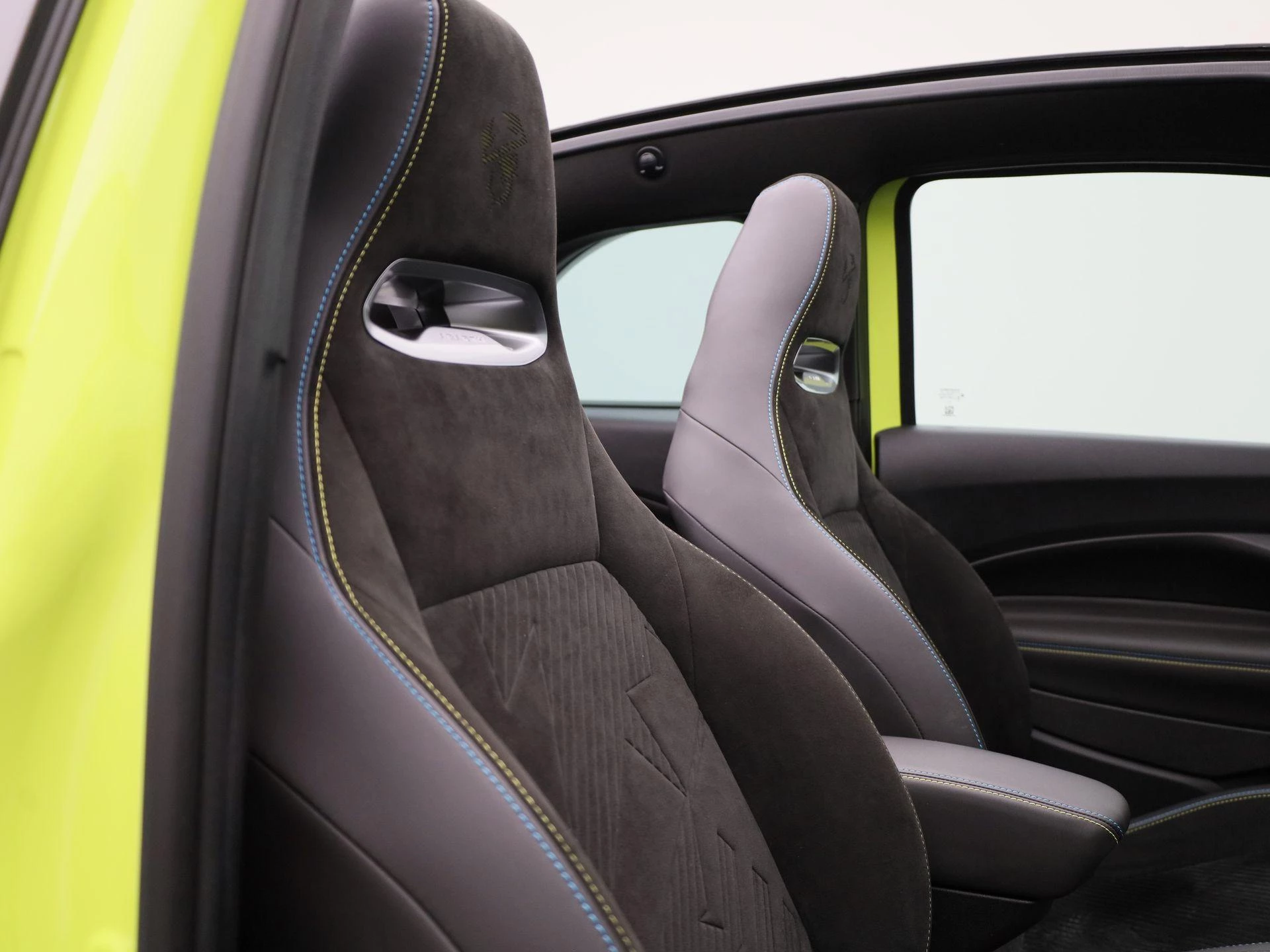 Abarth-500C-image-37