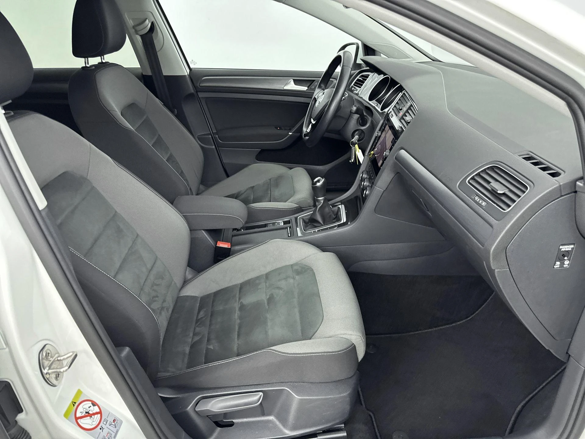 Volkswagen-Golf-image-26