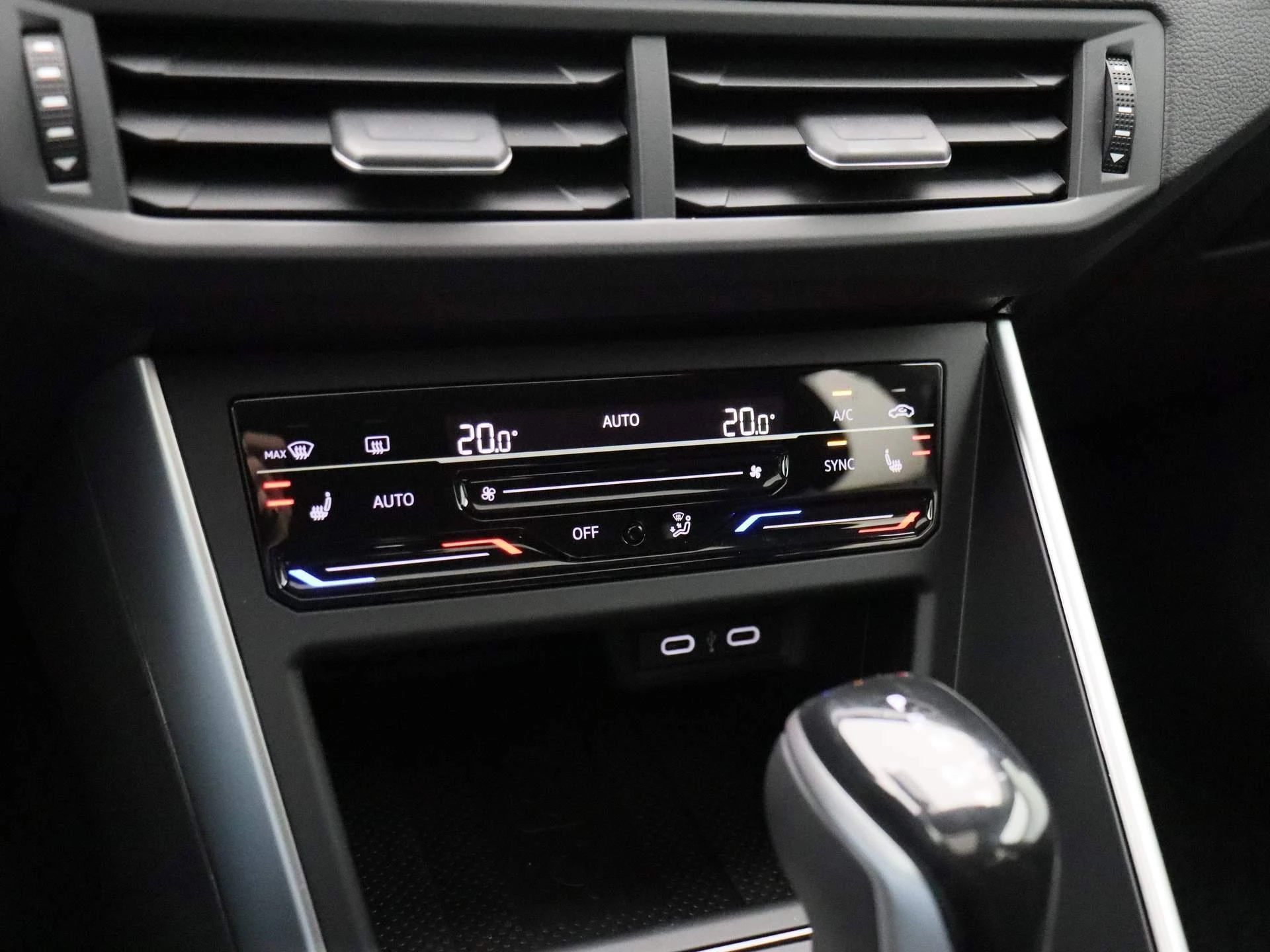 Volkswagen-Polo-image-18