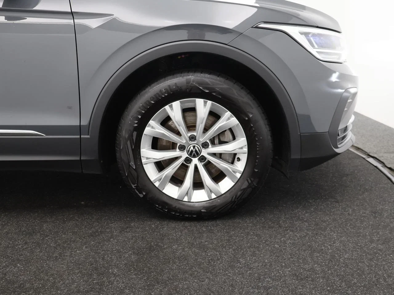 Volkswagen-Tiguan-image-12