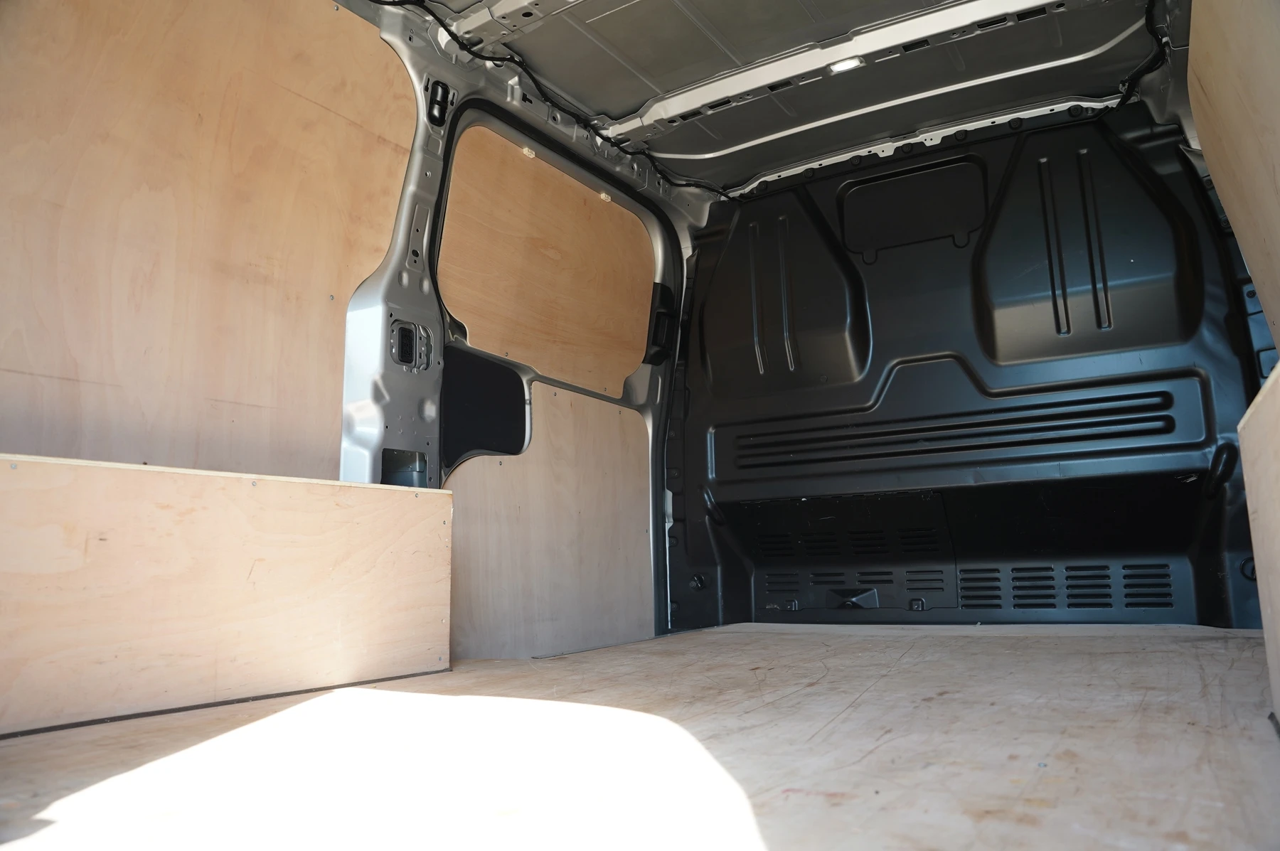 Volkswagen-Transporter-image-35