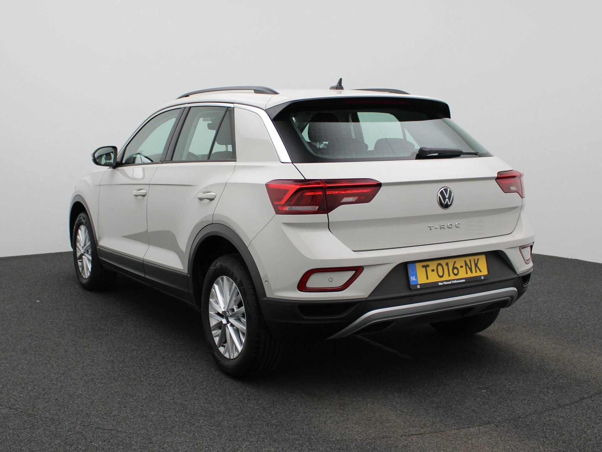 Volkswagen-T-Roc-image-1
