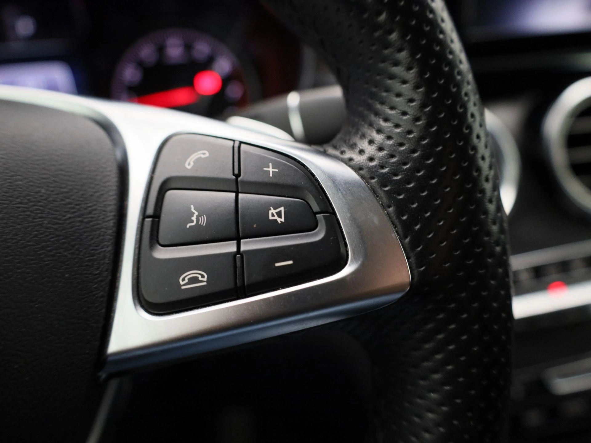 Mercedes-Benz-GLC-image-15