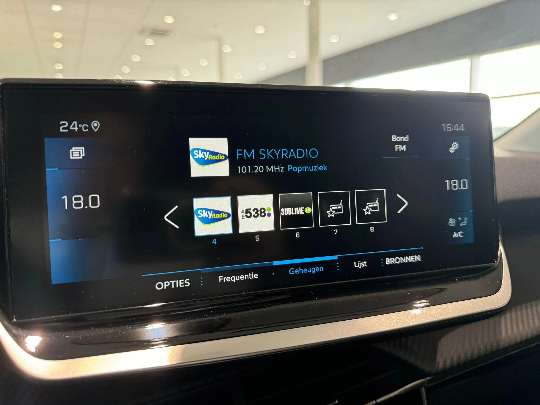 Peugeot-208-image-15