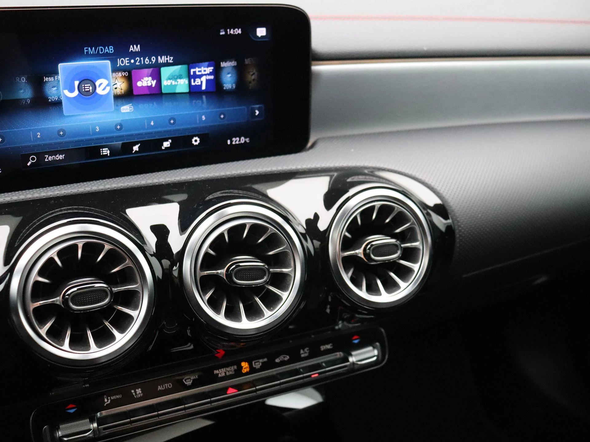 Mercedes-Benz CLA 200 d Shooting Brake + AMG LINE + PANO DAK + TREKHAAK +