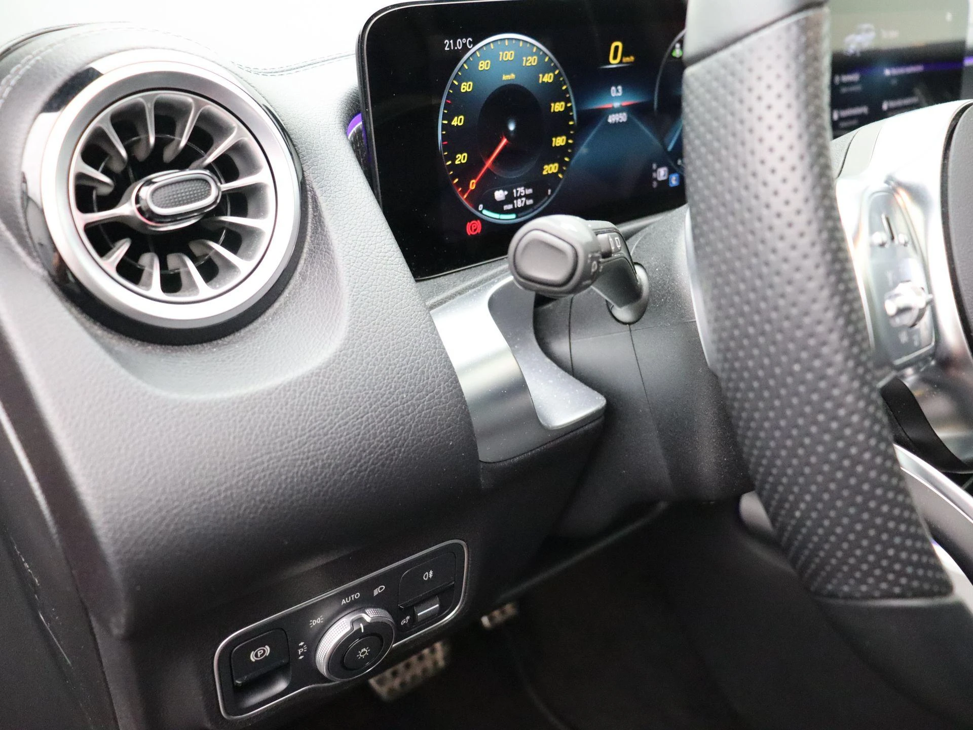 Mercedes-Benz EQB 350 4MATIC AMG Line + LEDER + PANO + BURMESTER + HEAD UP + CARPLAY +