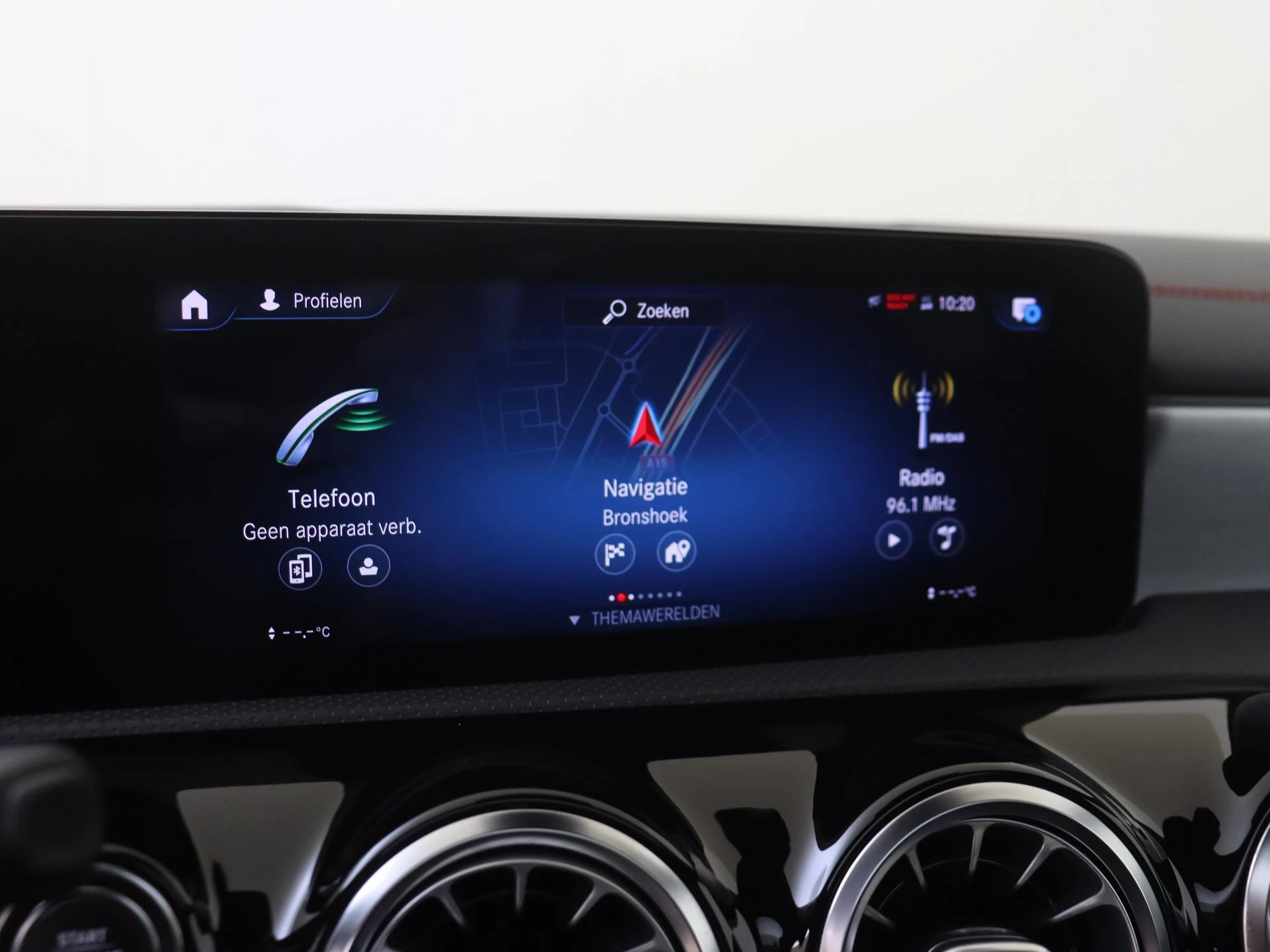 Mercedes-Benz-CLA-image-16