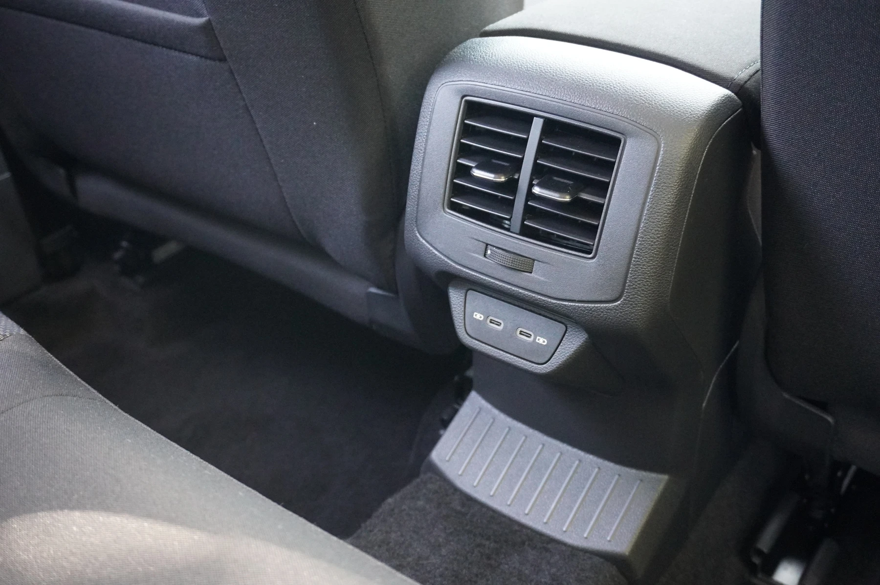 Volkswagen-T-Roc-image-9