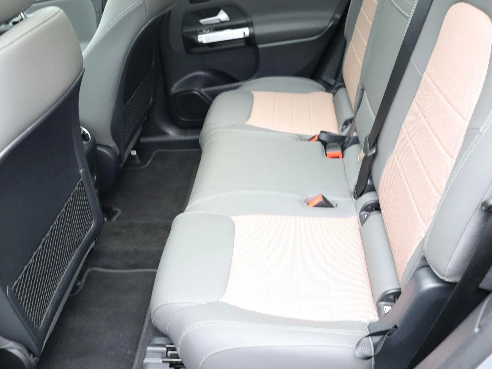 Mercedes-Benz-EQB-image-13