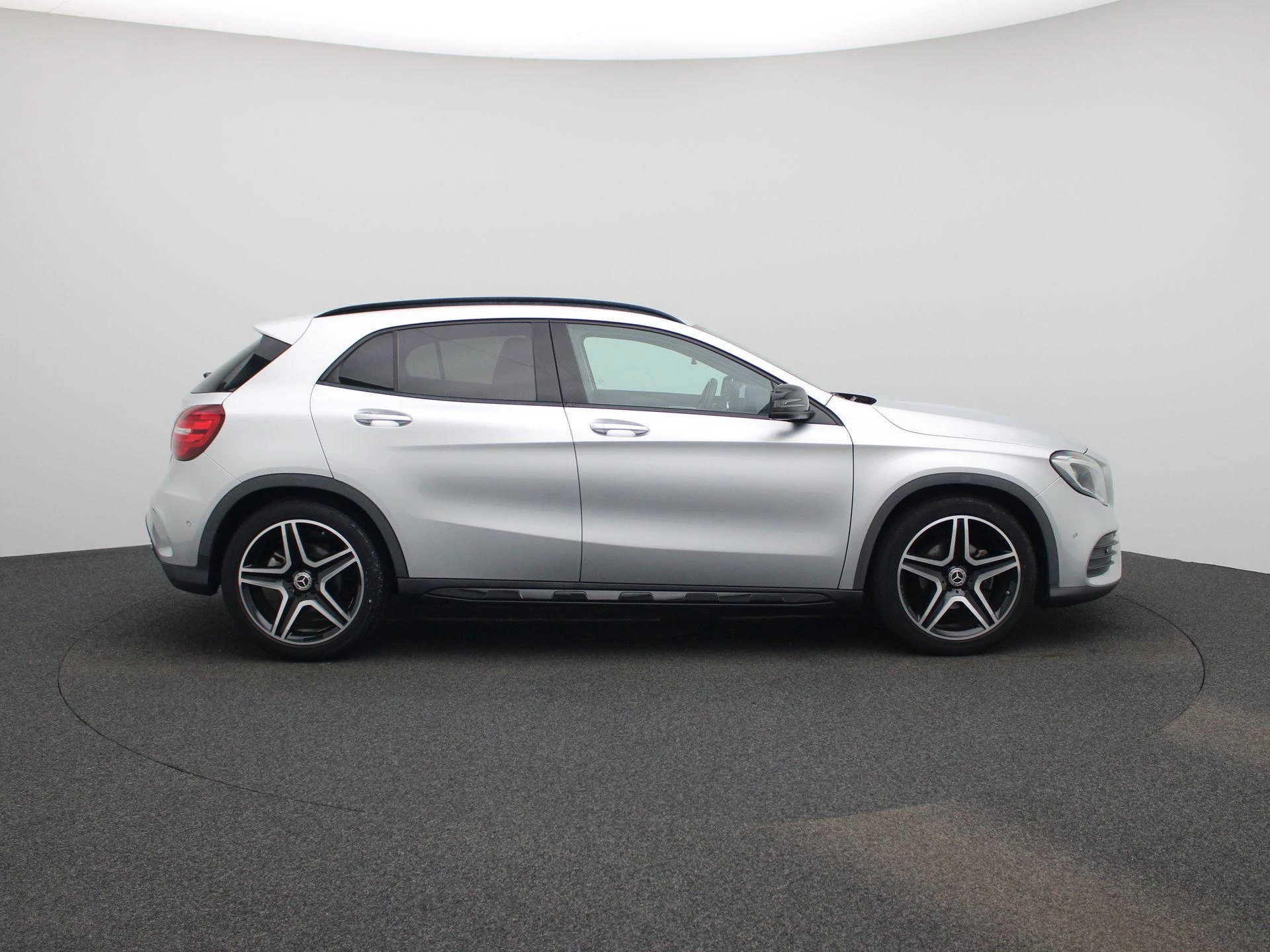 Mercedes-Benz-GLA-image-5
