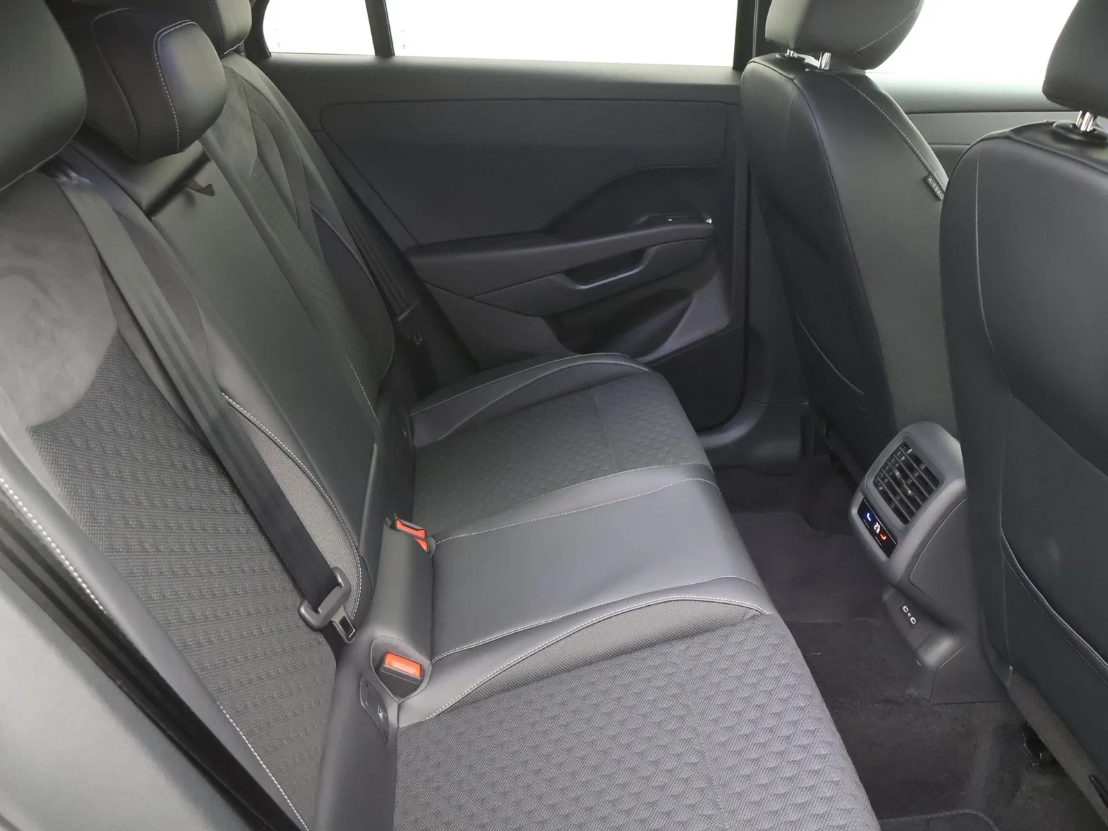 Volkswagen-T-Roc-image-7