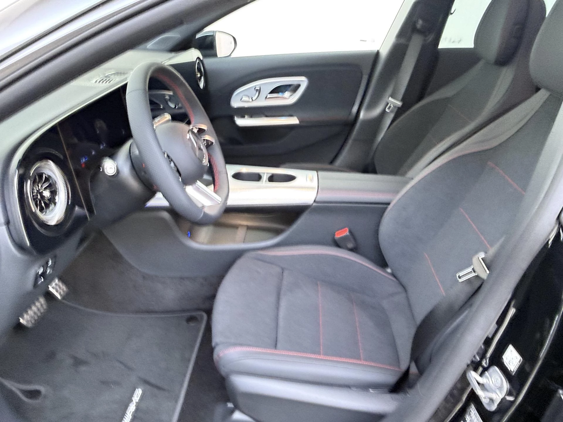 Mercedes-Benz-CLA-image-10