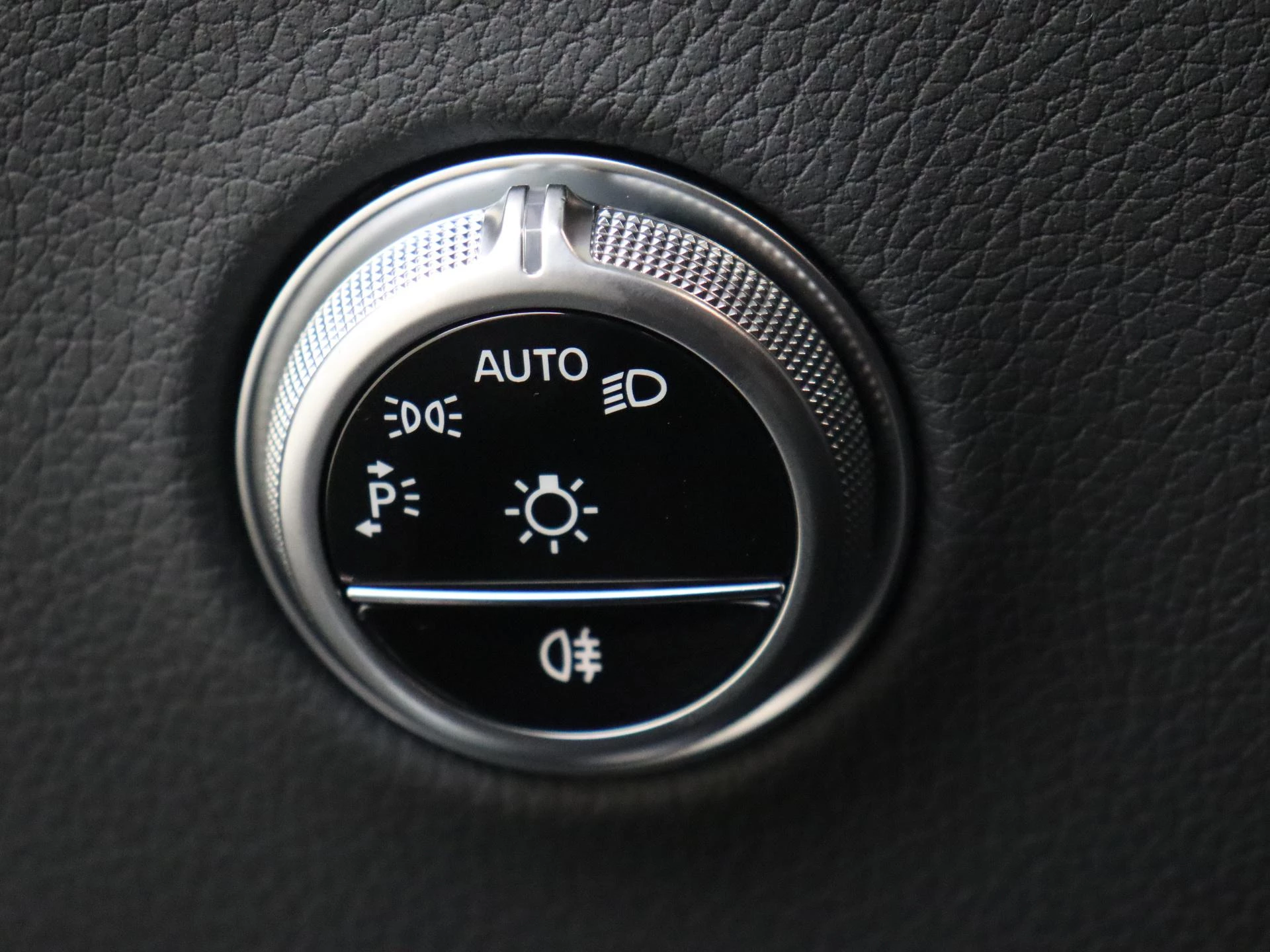 Mercedes-Benz-GLC-image-23