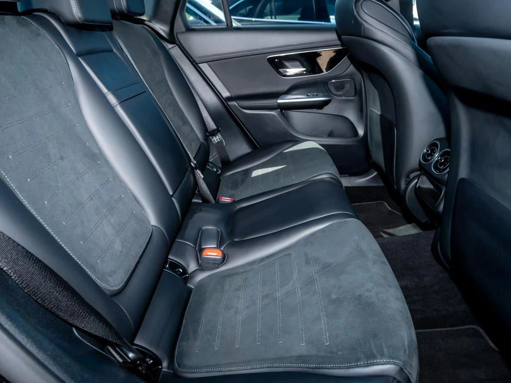 Mercedes-Benz-GLC 300 d-image-12