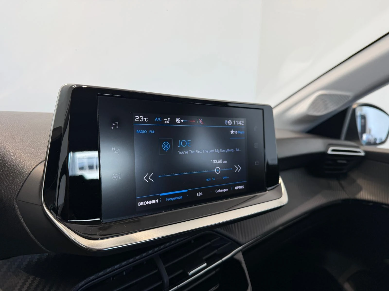 Peugeot-208-image-21