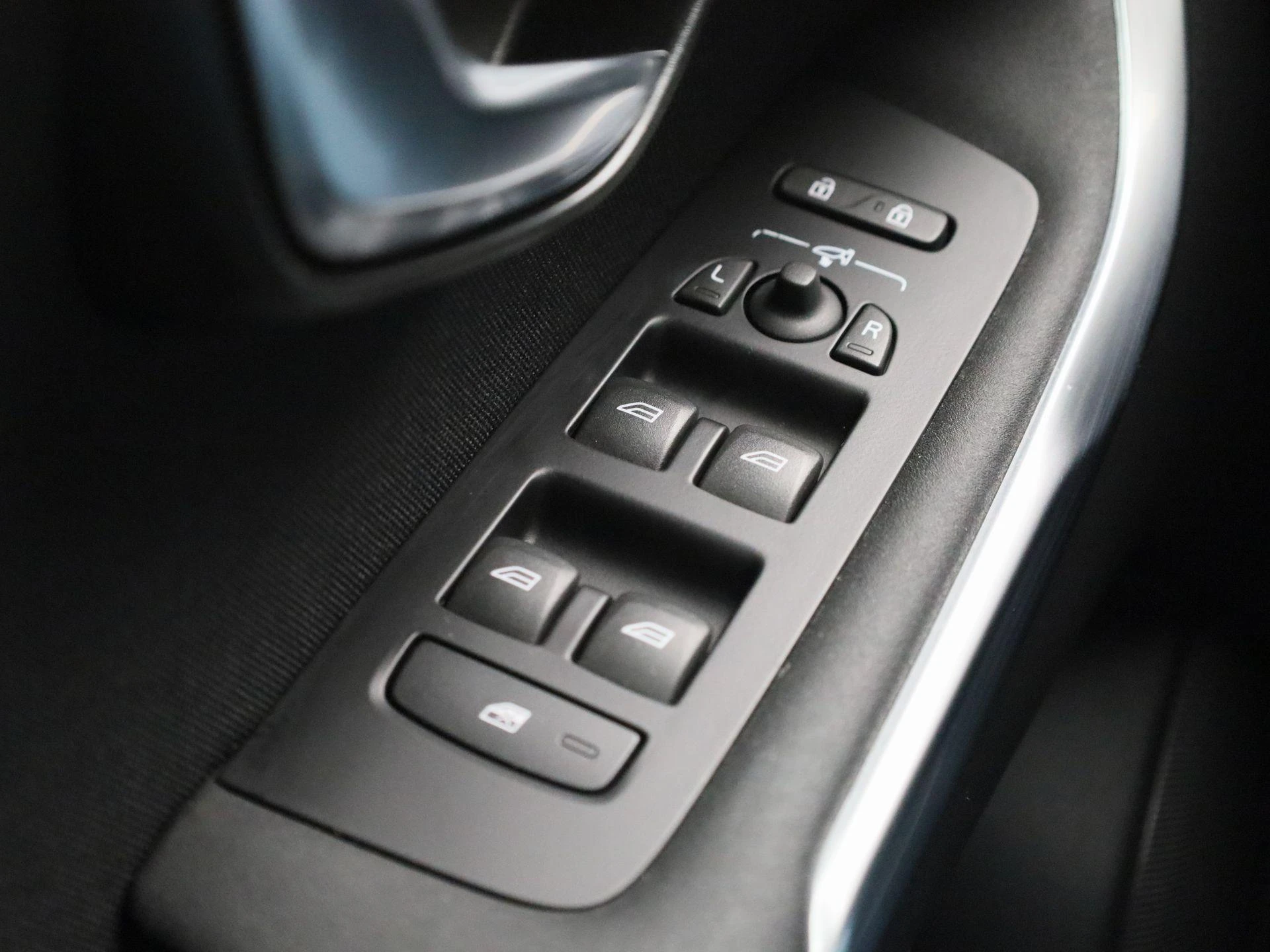 Volvo-V40-image-28