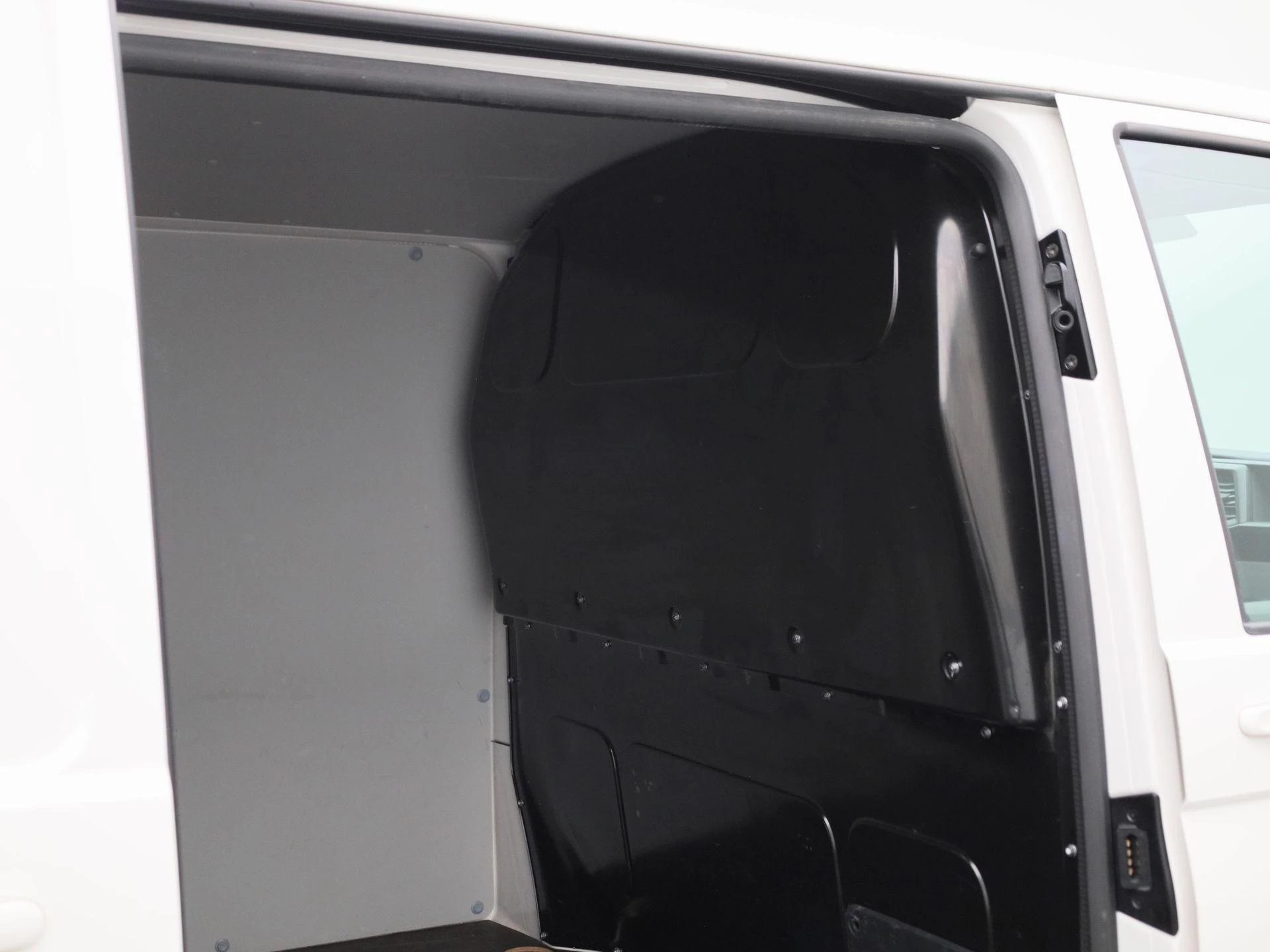 Volkswagen-Transporter-image-13