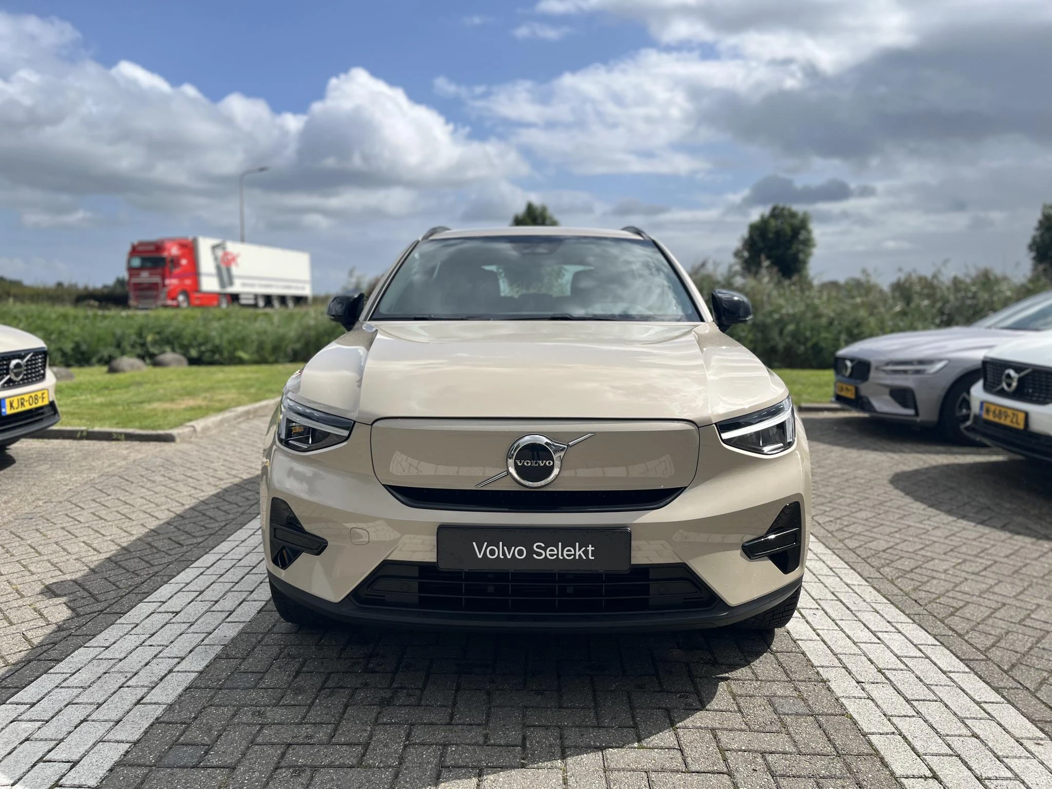 Volvo-EX40-image-17