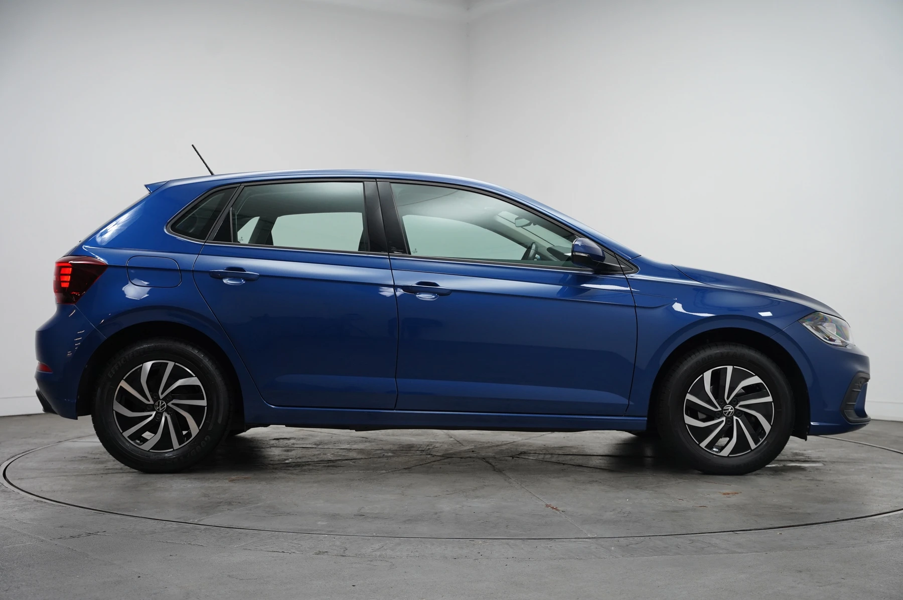 Volkswagen-Polo-image-3