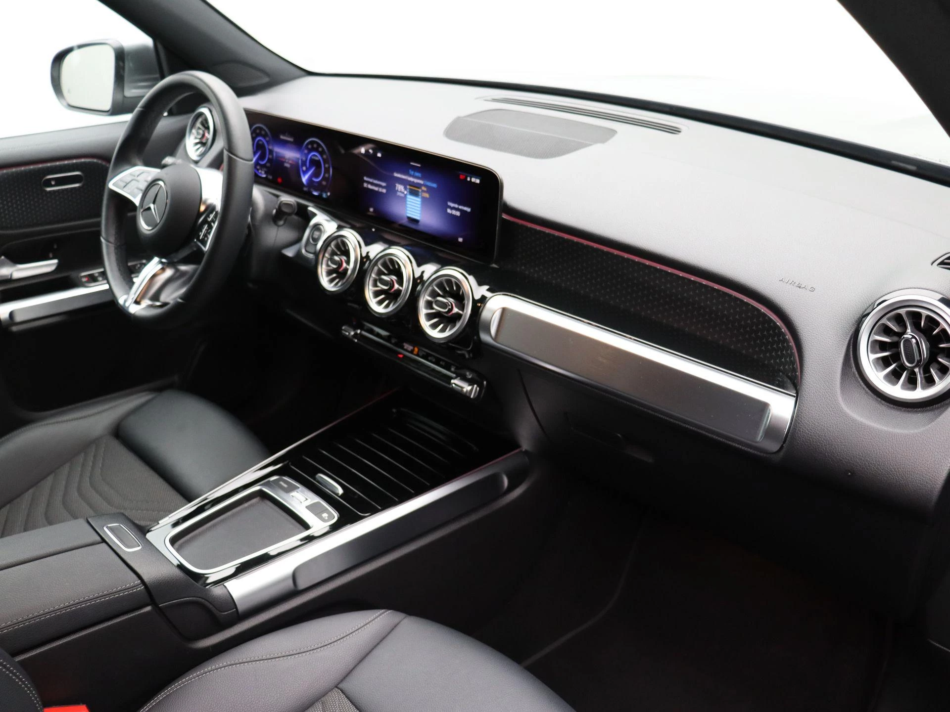 Mercedes-Benz-EQB-image-18