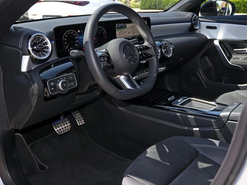 Mercedes-Benz-CLA 200-image-8