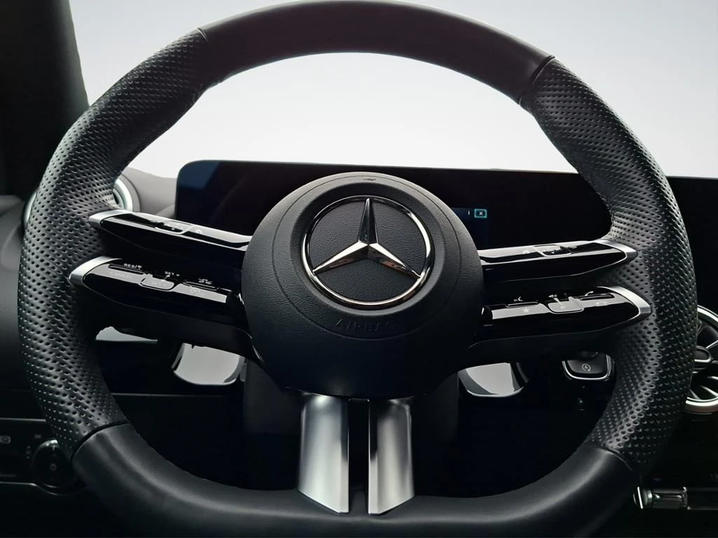 Mercedes-Benz-GLA 180 d-image-15
