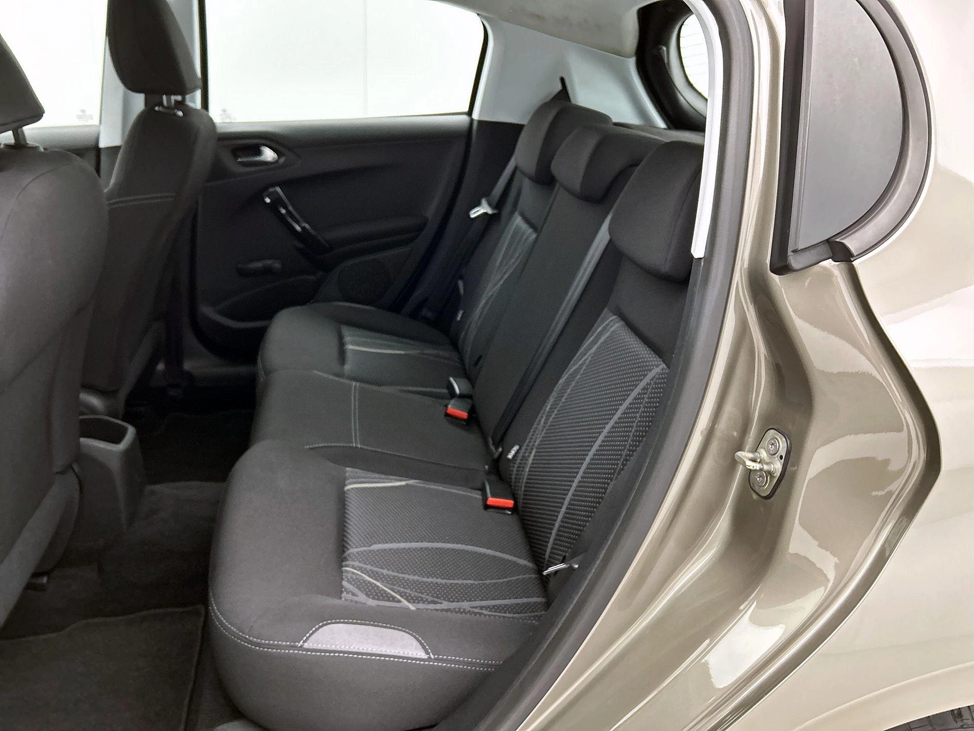 Peugeot-208-image-25