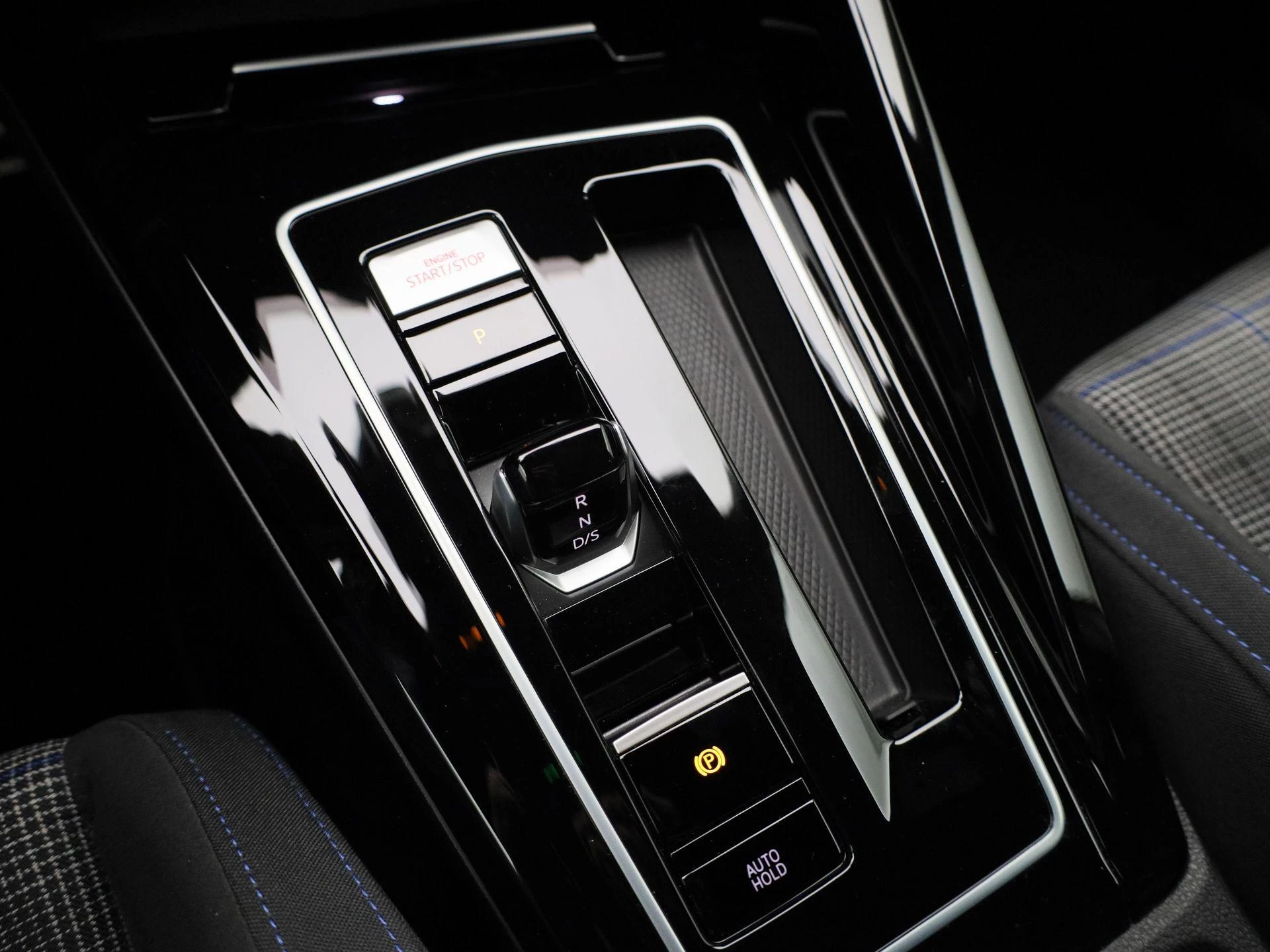 Volkswagen-Golf-image-24