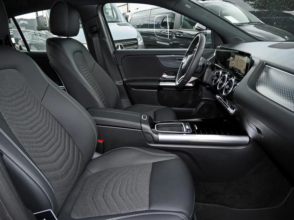 Mercedes-Benz-GLA 200 d-image-12